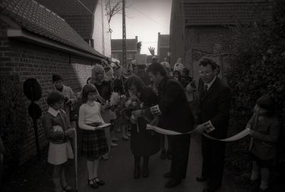 Miss 'Kantienhoek' knipt een lint, Geluveld 1976