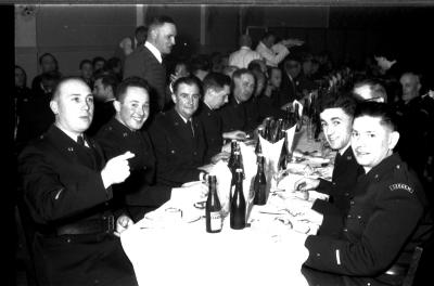 Feesttafel met mensen van de stadspolitie, Izegem 1957