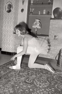 Anneke Crombez en Els Demuelenaere als danseresjes, Staden 1976