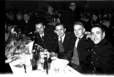 Feesttafel met 4 mannen, Izegem 1957