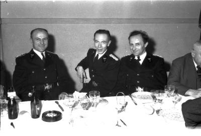 Feesttafel met 3 officieren, schoonbroers, Izegem 1957
