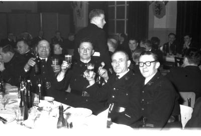 Feesttafel met groep Warden Meyers, Izegem 1957