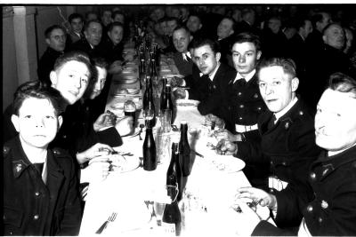 Feestmaal met mannen in uniform, Izegem 1957