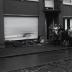 Auto rijdt tegen gevel van huis in Roeselarestraat, Moorslede januari 1976