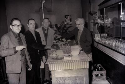 Fotoreportage tijdens repetitie toneelvereniging Kunst na arbeid, Moorslede maart 1976