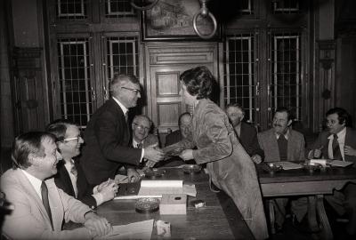 Familie Vanderhaeghe ontvangen op gemeentehuis, Moorslede 1976