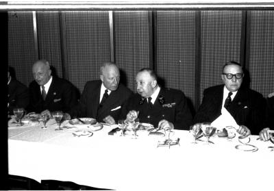 Feesttafel met officieren, Izegem 1957