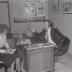 Toneelkring Kunst na Arbeid (KNA) speelt Bemoeial, maart 1976