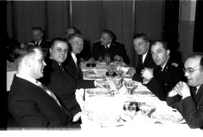 Feesttafel met man van Lea Lezy, Izegem 1957