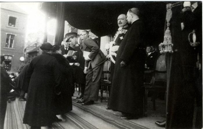 Koning Leopold III overhandigt een oorkonde aan een Roeselaarse moeder, 1937