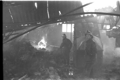 Brandweerman Jozef hanteert de brandspuit, Izegem 1957