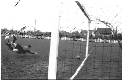 Keeper Misplon duikt naar bal, Izegem 1957