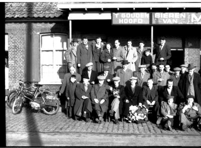 Groepsfoto met Berten Blomme voor café 't Gouden Hoofd', Izegem 1957