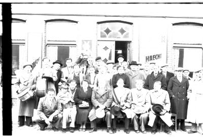 Een caféclub poseert, Izegem 1957