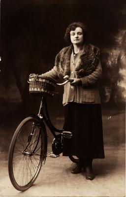 Vrouw met fiets, begin jaren 1900.