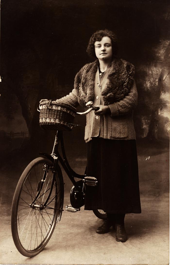 Vrouw met fiets, begin jaren 1900.