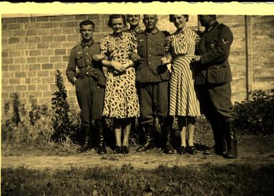 Twee dochters van een café uit Rumbeke samen met Duitse soldaten; WO II