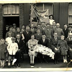 Huldiging mémé Brouckaert bij café Sint-Elooi, Beveren-Roeselare