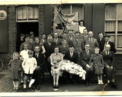 Huldiging mémé Brouckaert bij café Sint-Elooi, Beveren-Roeselare