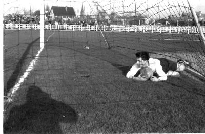 Voetbalkeeper Misplon aan doelpaal, Izegem 1957