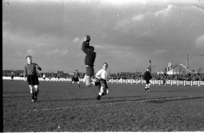 Voetballer Mertens plukt de bal, Izegem 1957