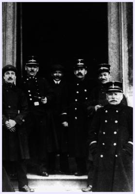 Groepsfoto bij stadhuis, 1920