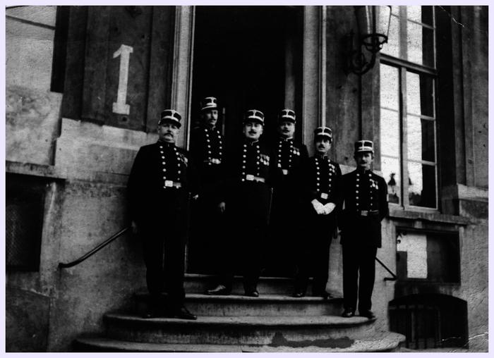 Groepsfoto bij stadhuis, 1920