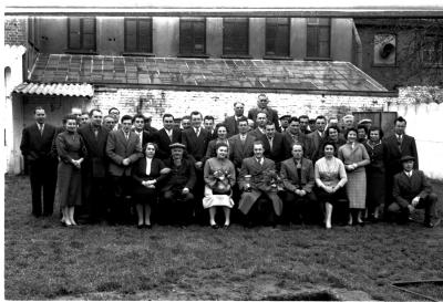 Groepsfoto bij café 'De Vrede', Izegem 1957