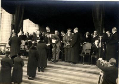 Koning Leopold III overhandigt een oorkonde aan een moeder, 1937