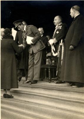 Koning Leopold III overhandigt een oorkonde aan een Roeselaarse moeder, 1937.