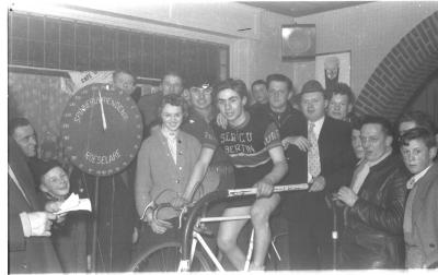 Bultinck poseert op een fiets op rollen, Izegem 1957