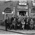 Groepsfoto voor café 'In den Gulden Beker', Izegem 1957