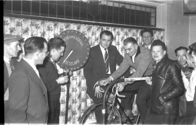 Henri Dekeerschieter met supporters op fiets op rollen, Izegem 1957