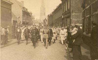 Collaborateurs en vermeende collaborateurs worden weggebracht door de witte brigade  Izegem, 1944     