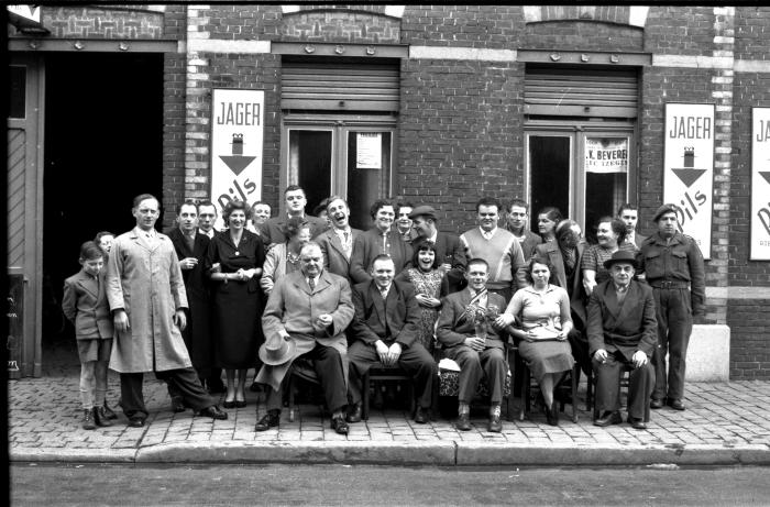 Café ''t Lusthof': groepsfoto, Izegem 1957