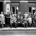 Café ''t Lusthof': groepsfoto, Izegem 1957