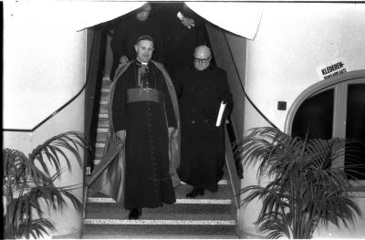 Mgr. Desmedt en pastoor, Izegem 1957