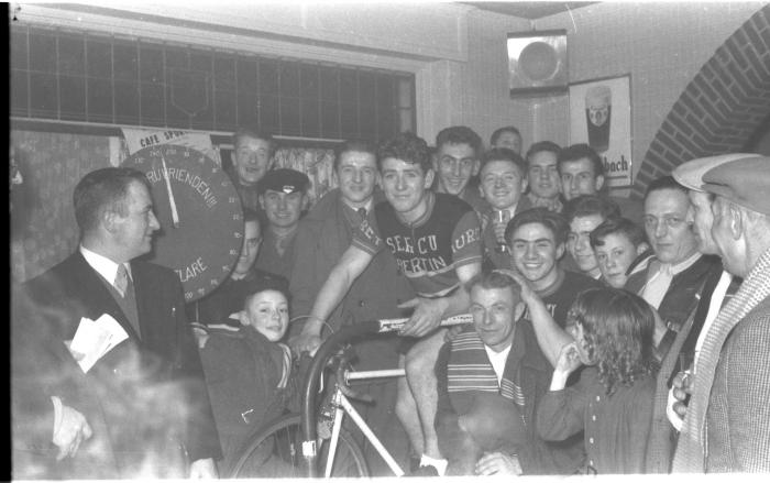Christiaens poseert op een fiets op rollen, Izegem 1957