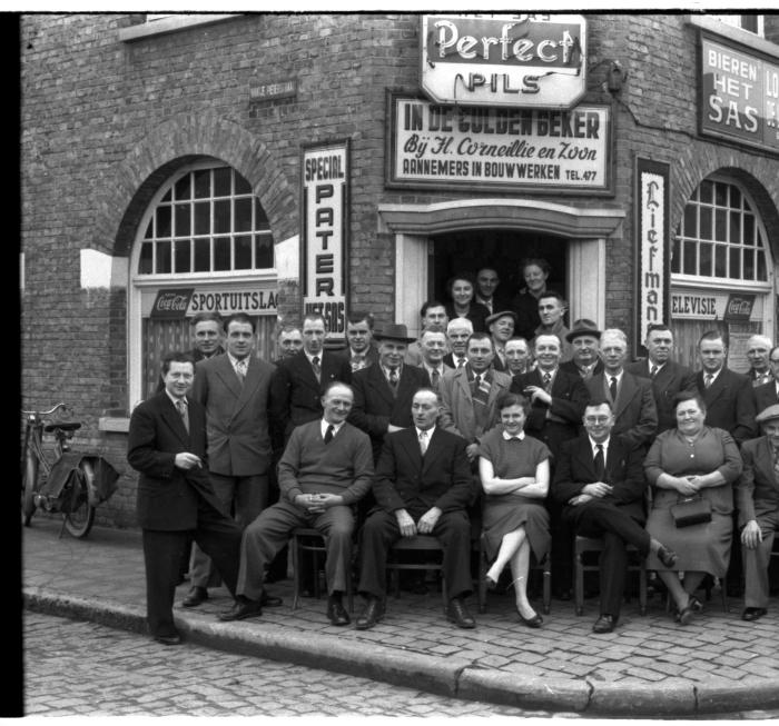 Groepsfoto voor café 'In den Gulden Beker', Izegem 1957