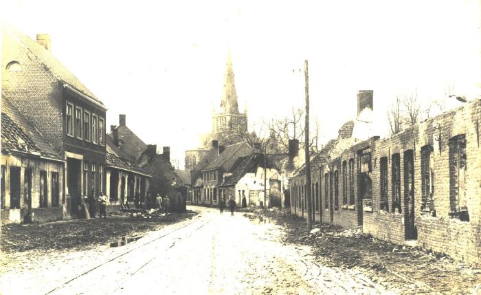 Straatzicht met verwoeste huizen, Ledegemstraat, Dadizele