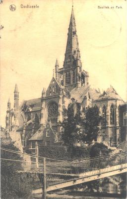 Beschadigde kerk en brug in kasteelpark, Dadizele