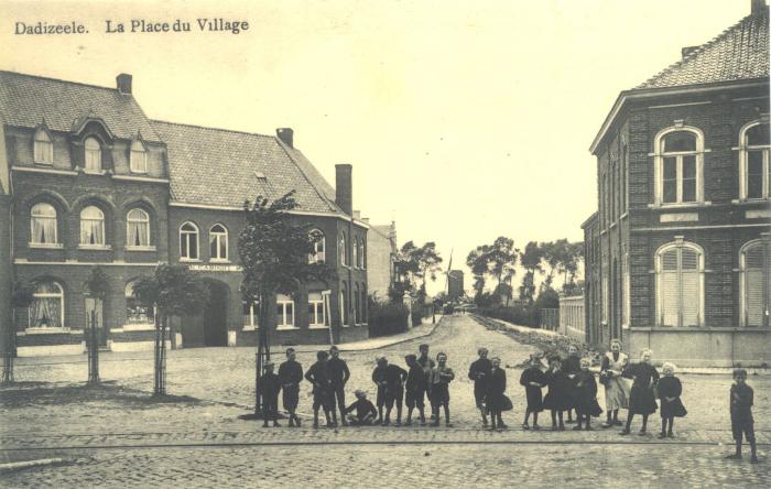 Markt met zicht op molen, Dadizele