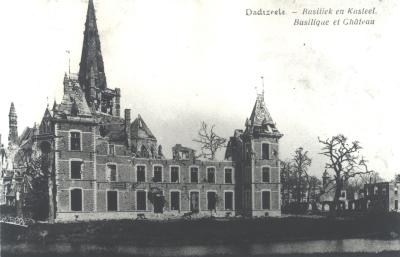 Beschadigd kasteel en kerktoren, Dadizele