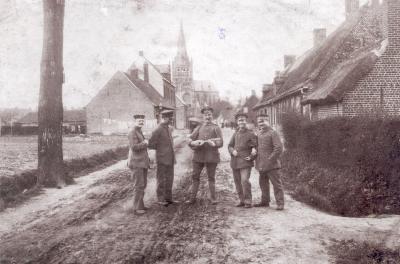 Vrolijke militairen poseren in straat, Dadizele