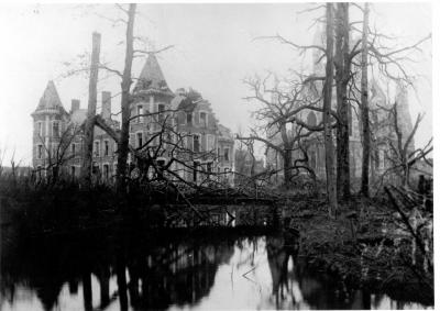 Zicht op beschoten kasteel, Dadizele