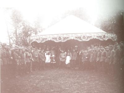 Paardenmolen van Taveirne opgesteld in Geitepark (stadspark), Roeselare 12 juni 1916