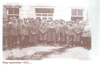 Belgische krijgsgevangenen op koer stadhuis, Roeselare 9 september 1915