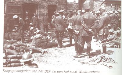 Krijgsgevangenen van het BEF op koer van boerderij, buurt Westrozebeke