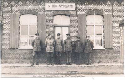 Militairen poseren voor 'In den Wyngaert', Dadizele