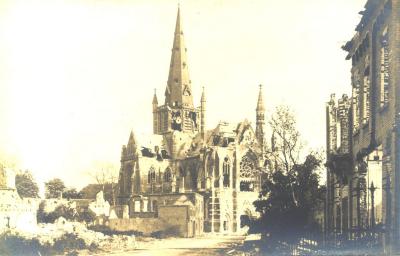 Beschadigde kerk en verwoeste huizen, Moorslede